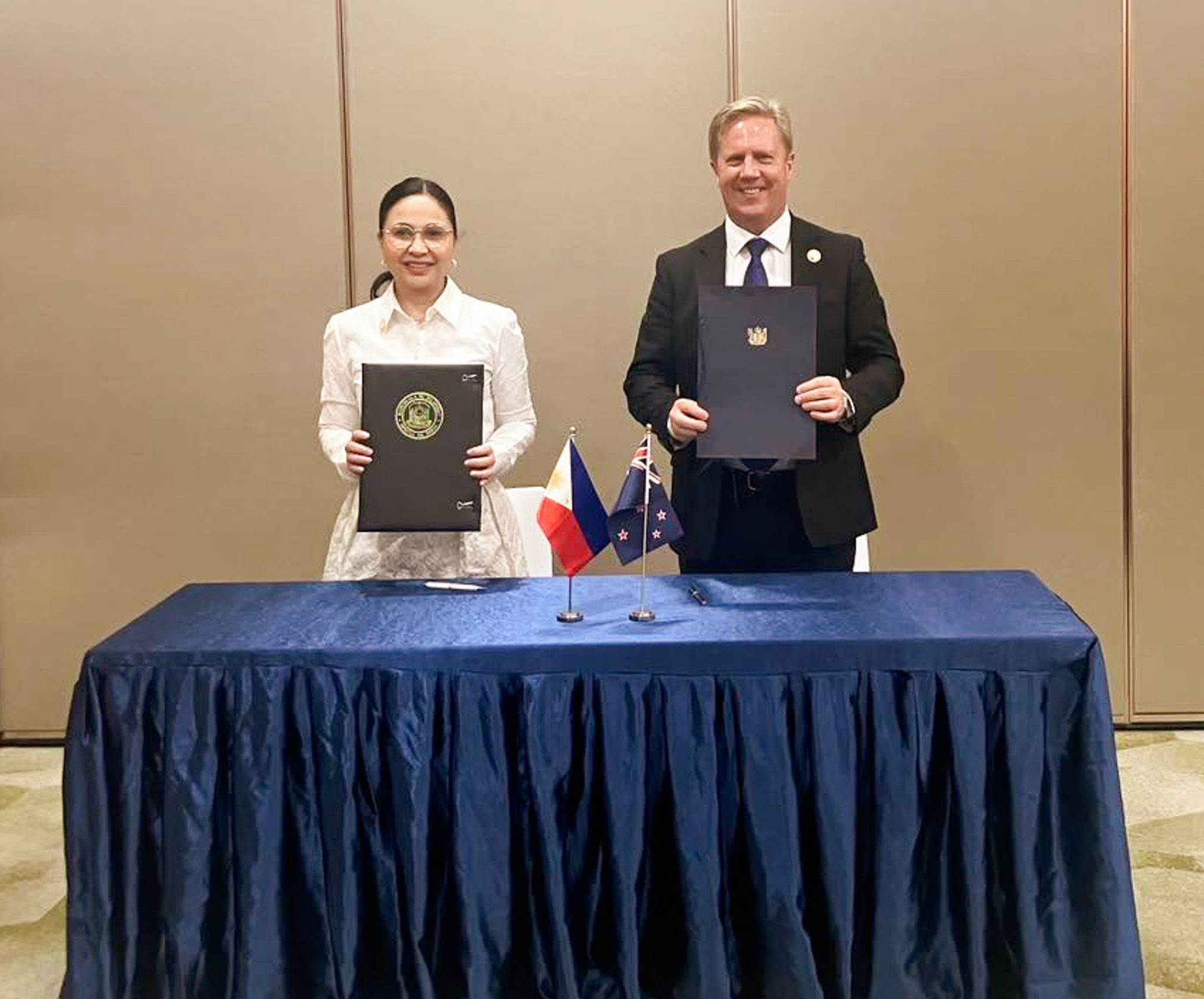 Philippines and New Zealand officials signing an economic cooperation agreement